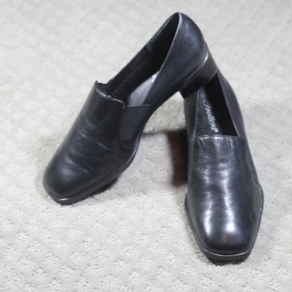 NWOT Trotters Size 7 Black Leather 1.5